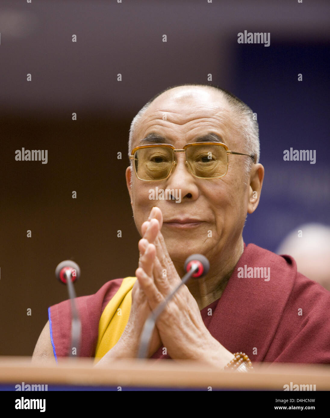 The spiritual leader of the Tibetans, the XIV Dalai Lama speaks during a press conference after his speech at the European Paliament in Brussels, Belgium, 4 December 2008. Photo: Thierry Monasse Stock Photo