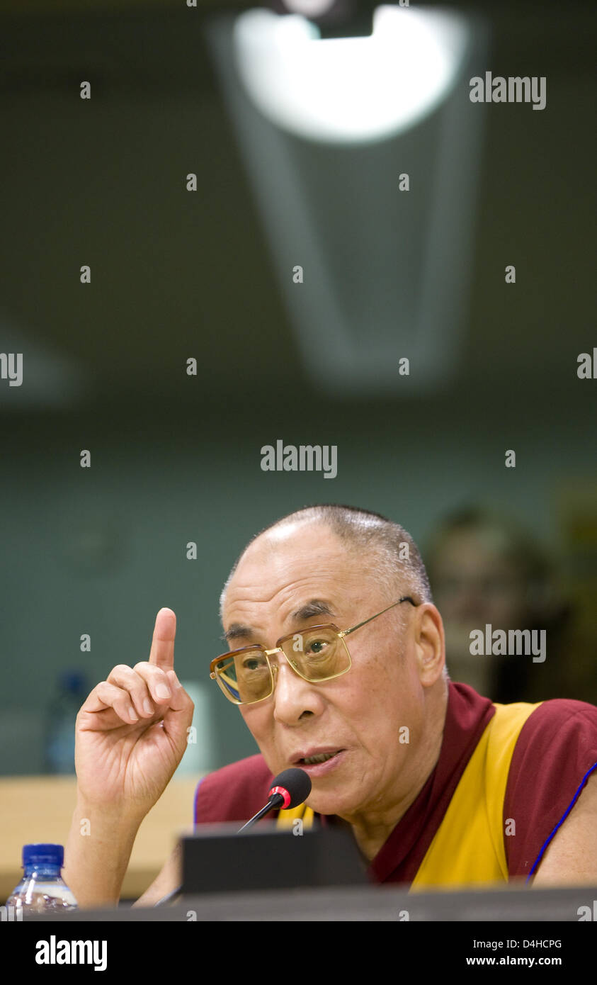 The spiritual leader of the Tibetans, the XIV Dalai Lama speaks during a press conference following his speech in front of the European paliament in Brussels, Belgium, 4 December 2008. Photo: Thierry Monasse Stock Photo