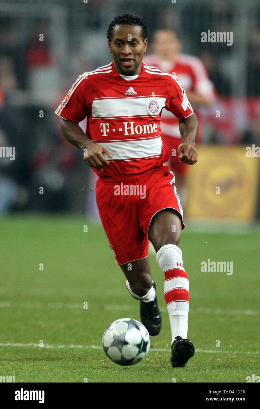 Munich?s Brazilian midfielder Ze Roberto seen in action during the  Bundesliga soccer match Bayern Munich vs 1899 Hoffenheim at Allianz Arena  in Munich, Germany, 05 December 2008. Munich won the match by