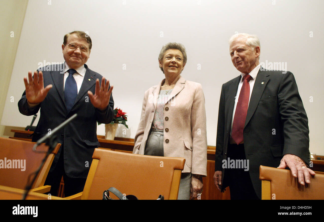 This year?s Nobel Prize winner in medicine, Harald zur Hausen (R), arrives  with his colleagues Francoise Barre-Sinoussi (C) and Luc Montagnier (L) for  a press conference in Stockholm, Sweden, 06 December 2008.