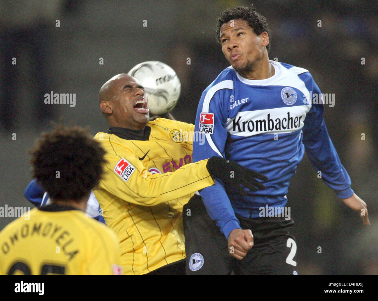 Bielefeld?s Dutch Michael Lamey (R) fights for the ball with Dortmund?s Brazilian Felipe Santana (C) during the Bundesliga soccer match Arminia Bielefeld vs Borussia Dortmund at SchuecoArena in Bielefeld, Germany, 06 December 2008. Photo: FRISO GENTSCH (ATTENTION: BLOCKING PERIOD! The DFL permits the further utilisation of the pictures in IPTV, mobile services and other new technol Stock Photo