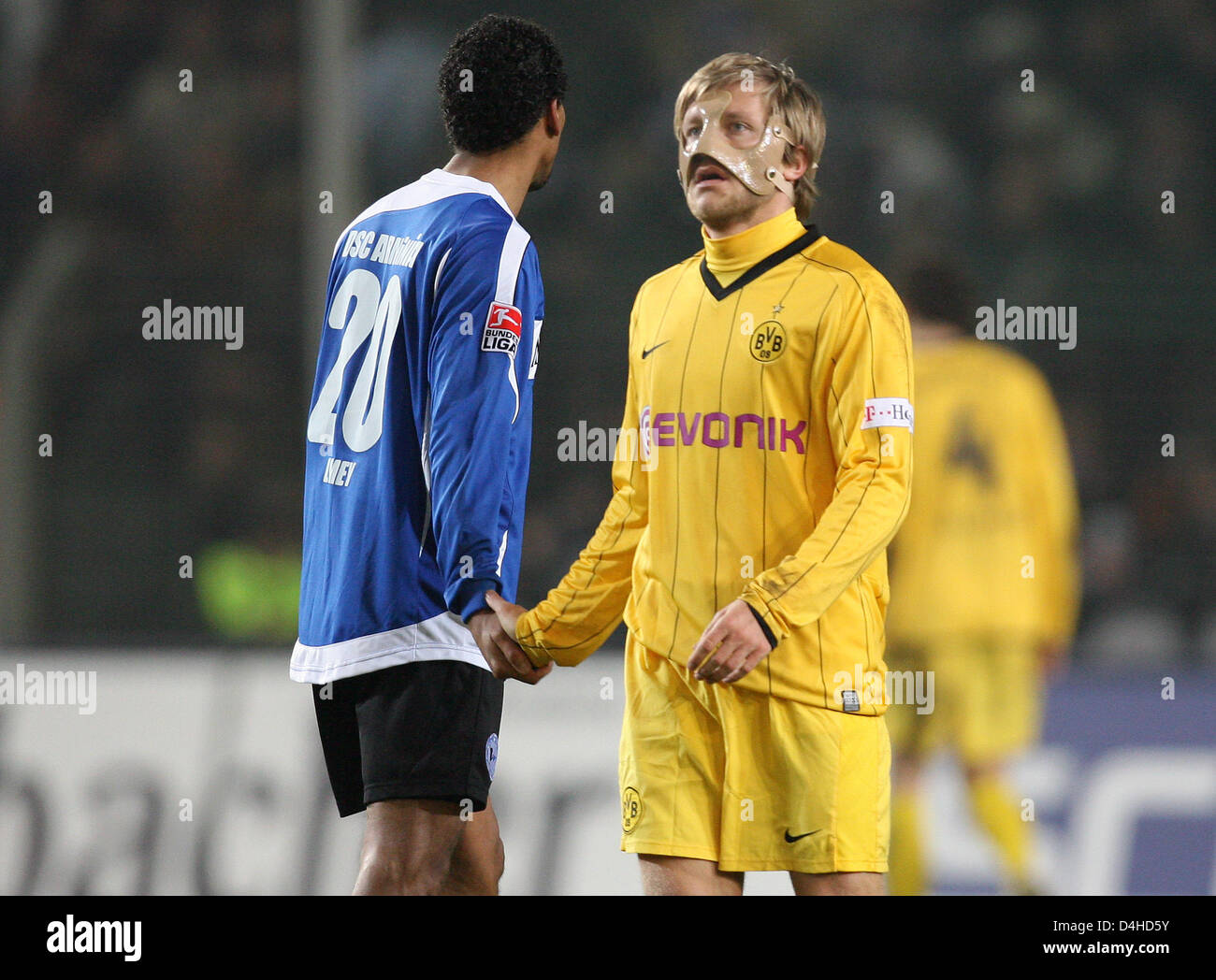 Bielefeld?s Dutch Michael Lamey (L) and Dortmund?s Polish Jakub Blaszczykowski (R) shake hands after the Bundesliga soccer match Arminia Bielefeld vs Borussia Dortmund at SchuecoArena in Bielefeld, Germany, 06 December 2008. The match ended in a 0-0 draw. Photo: FRISO GENTSCH (ATTENTION: BLOCKING PERIOD! The DFL permits the further utilisation of the pictures in IPTV, mobile servic Stock Photo