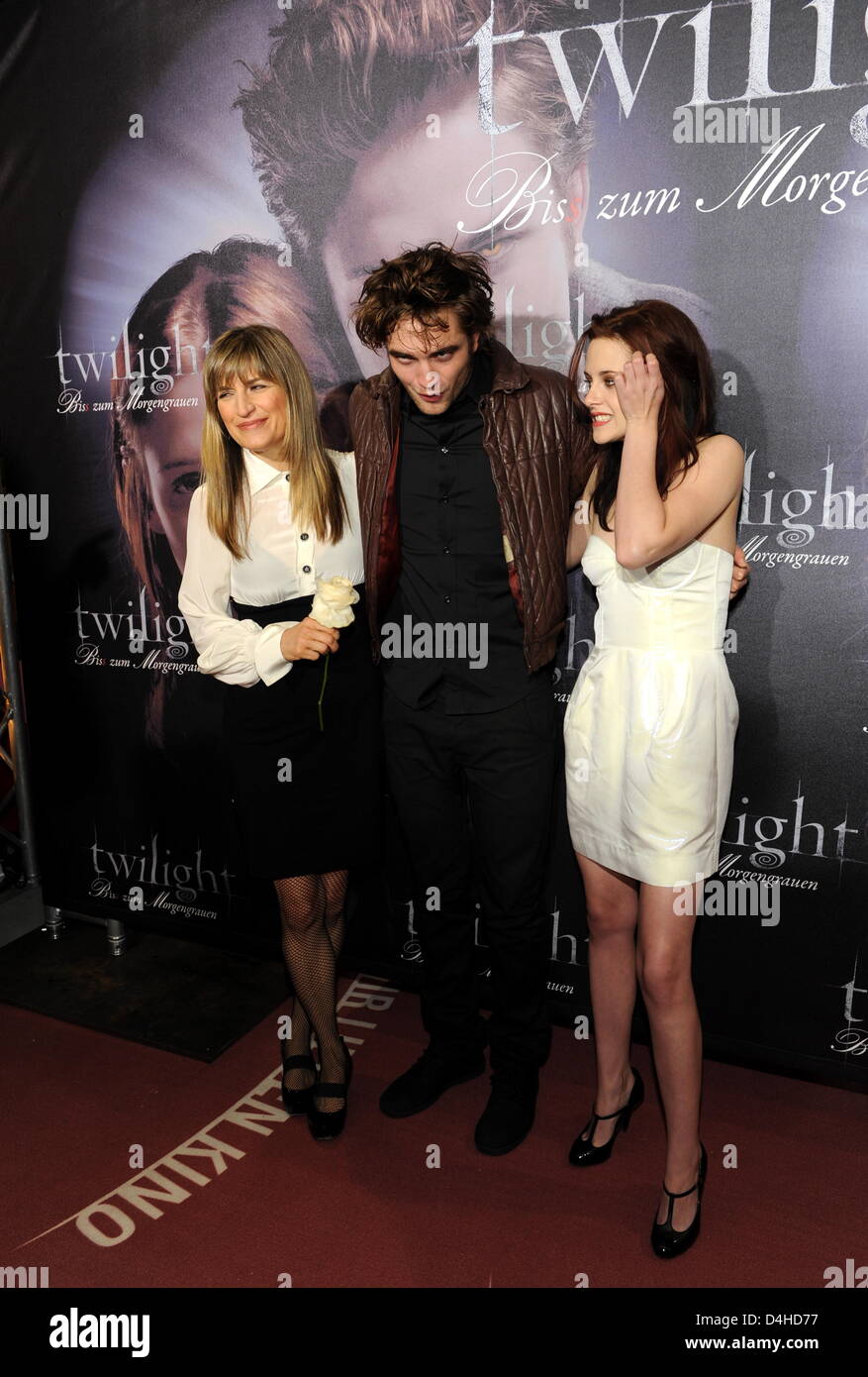 Actors Kristen Stewart R And Robert Pattinson Pose With Director Catherine Hardwicke During A Signing Session Within The Scope Of The Presentation Of The Film Twilight Biss Zum Morgengrauen Literally Twilight