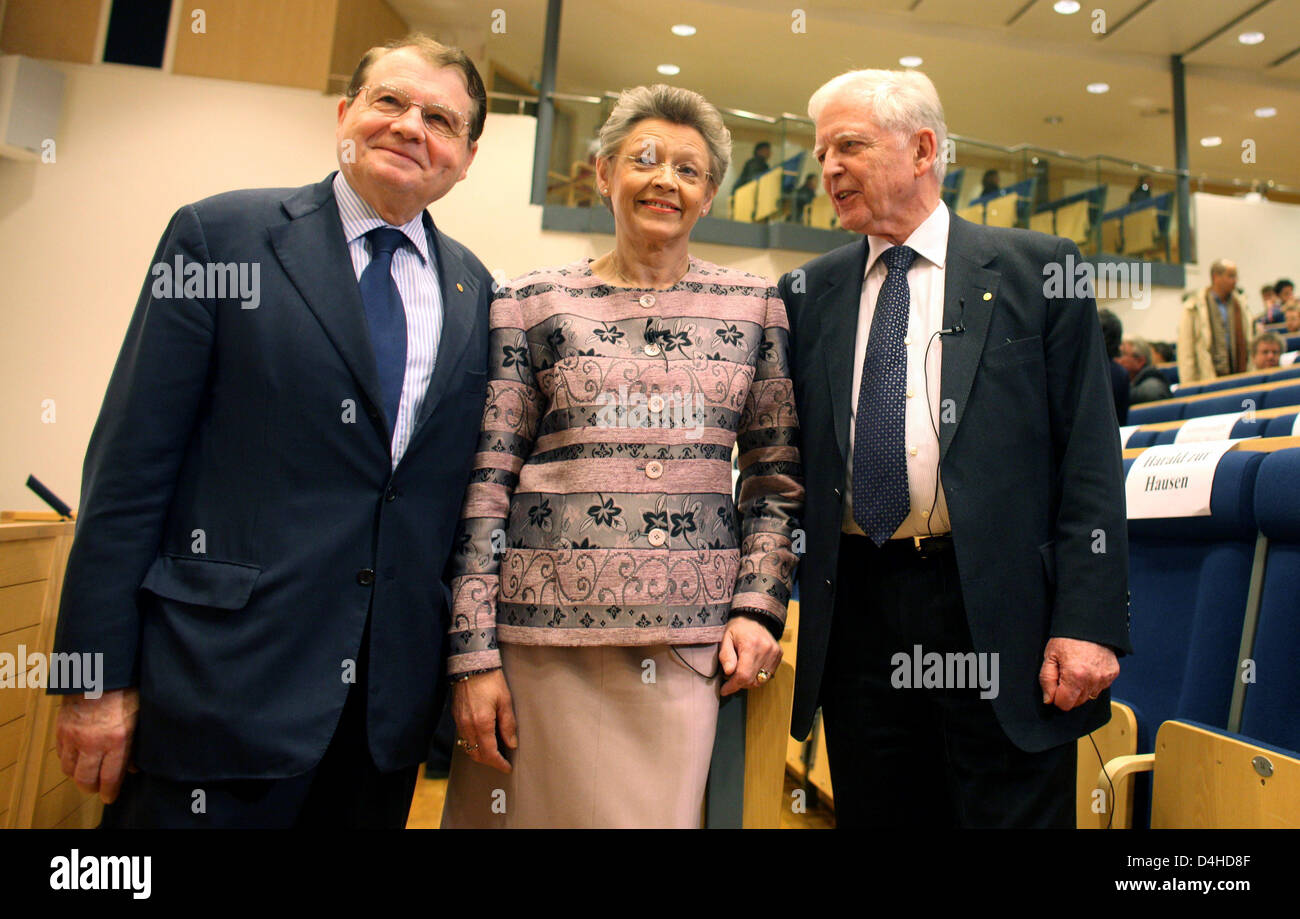 Nobel Prize laureates in medicine Luc Montaigner (L-R), Francoise Barre-Sinoussi and Harald zur Hausen captured at the beginning of a lecture at the Karolinska Institute in Stockholm, Sweden, 07 December 2008. Zur Hausen will receive the Nobel Prize for the discovery of the papilloma viruses, which can cause cervical cancer. This discovery established the fundamentals for a vaccine Stock Photo