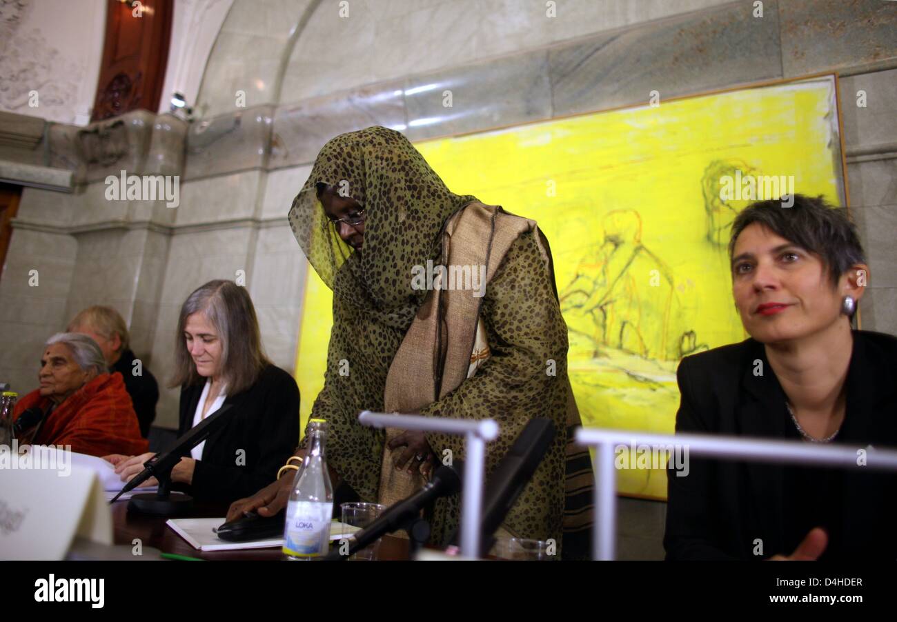 Alternative Nobel Prize laureates 2008, gynaecologist Monika Hauser (R, Germany), Krishnammal Jagannathan (L, 82) from India, Amy Goodman (2-L, USA) and Asha Hagi (2-R, 46) from Somalia, attend a press conference in Stockholm, Sweden, 8 December 2008. The Alternative Nobel Prize 2008, which will be awarded the same evening, honours engagement for social issues, freedom, human right Stock Photo