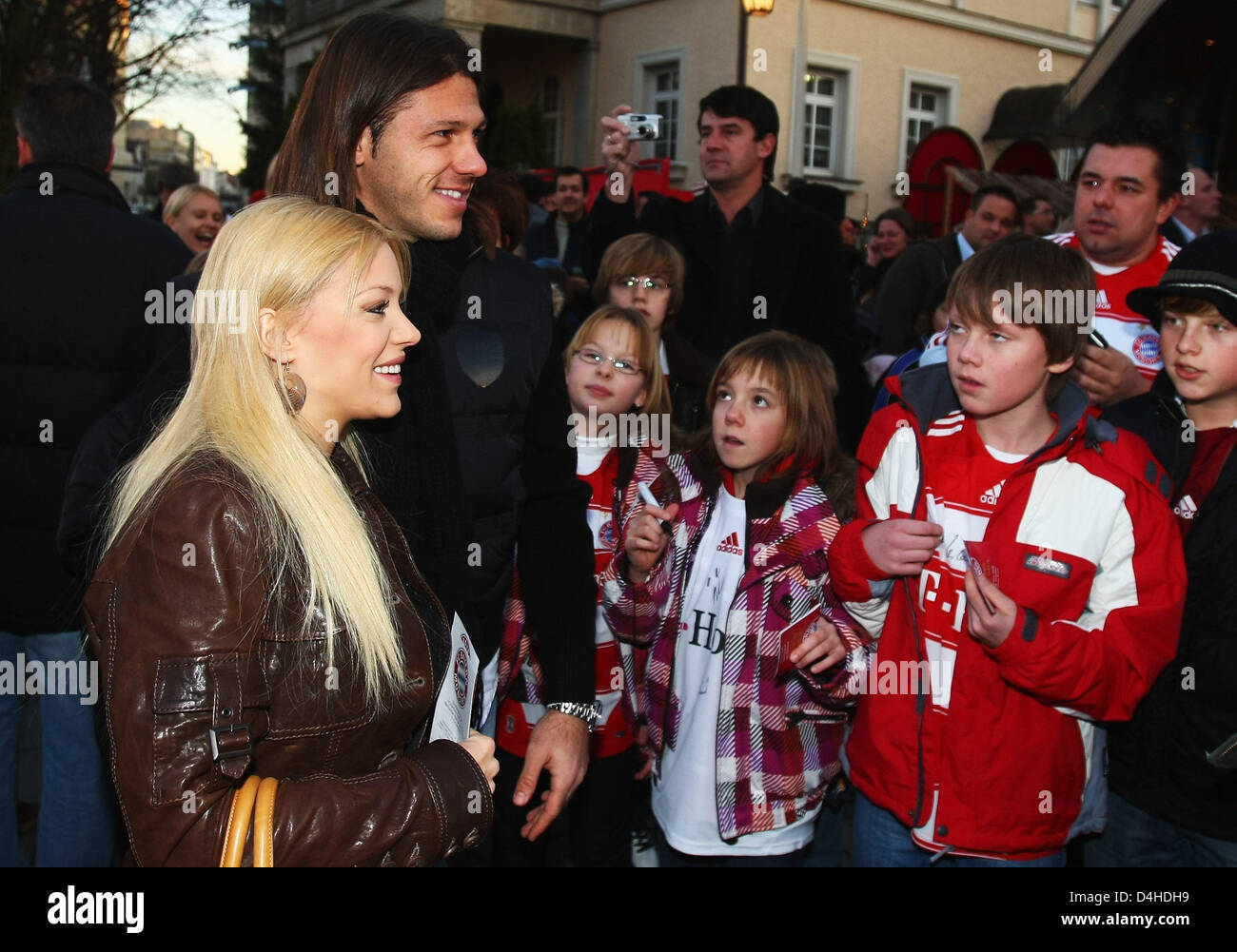 Soccer player of German Bundesliga soccer club Bayern Munich, Martin Demichelis (2-L), and his girlfriend, Evangelina Anderson (L), arrive for the Bayern Munich Circus Gala 2008 at Circus Krone in Munich, Germany, 08 December 2008. Photo: Alexander Hassenstein Stock Photo