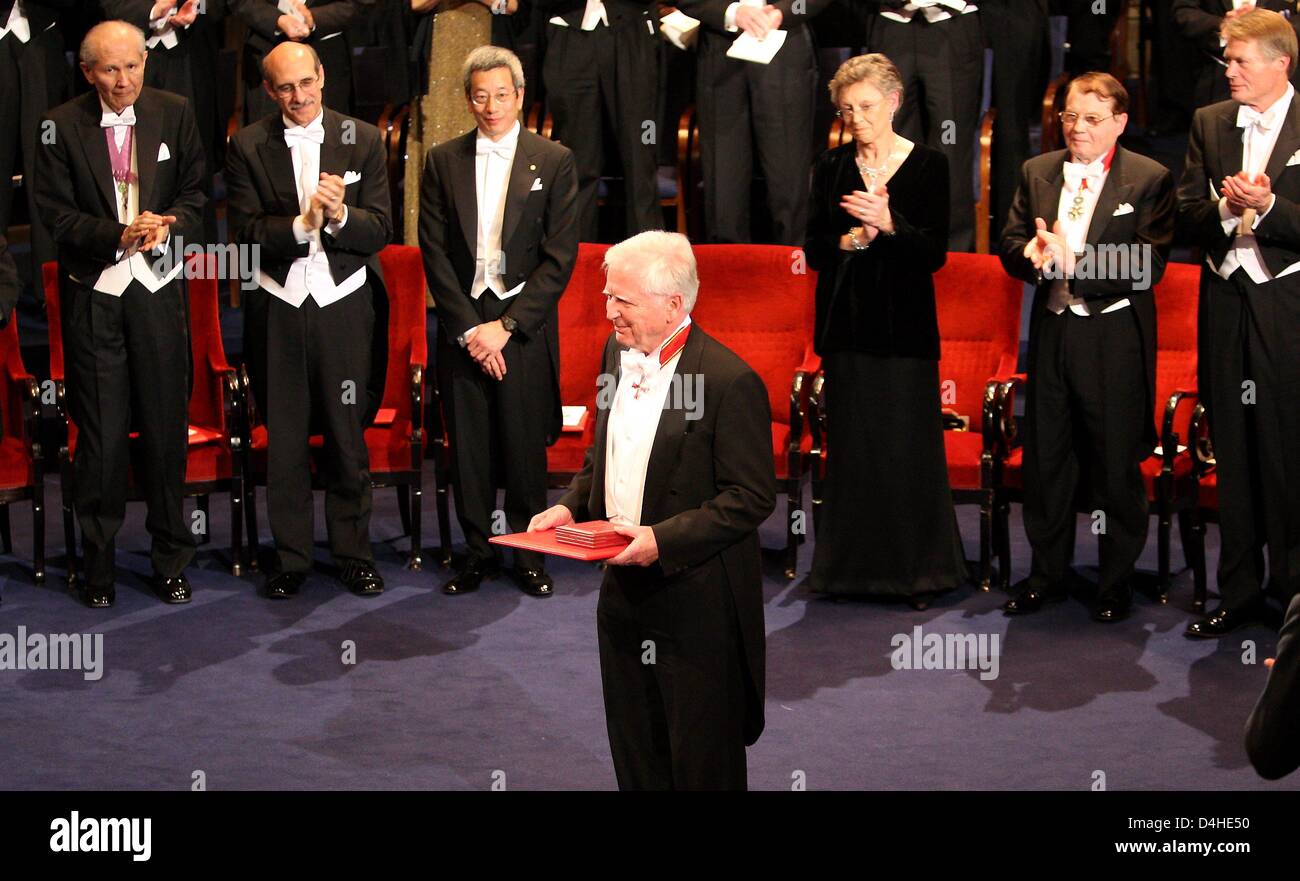 German Nobel Prize laureate in medicine, Harald zur Hausen, receives the Nobel  Prize during a ceremony at the concert house in Stockholm, Sweden, 10  December 2008. Heidelberg?s virologist is honoured for his
