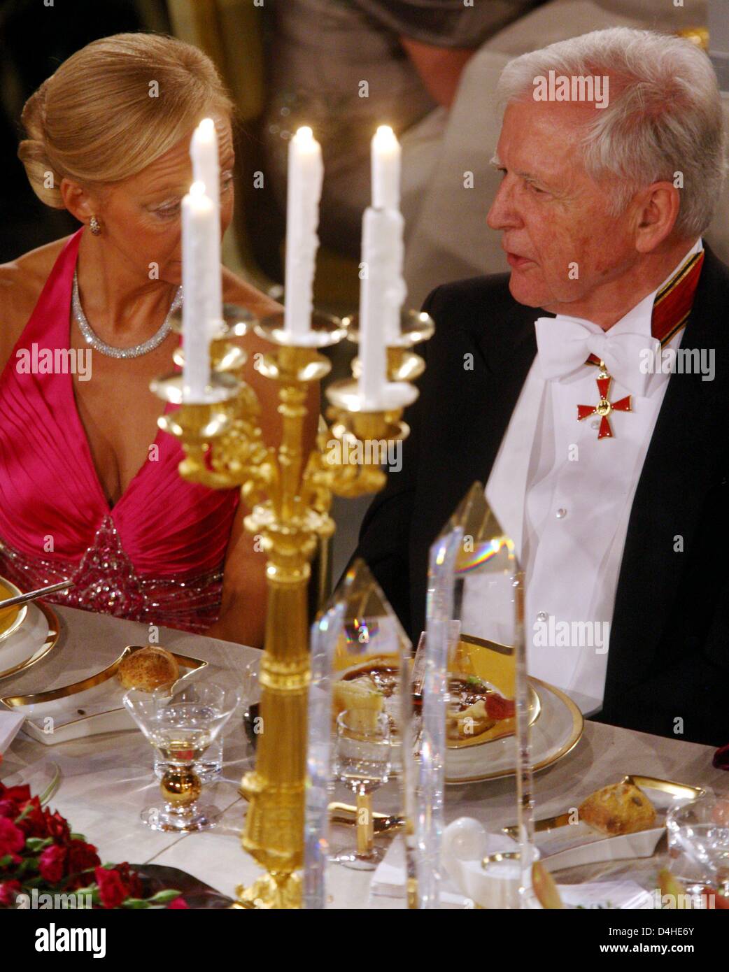 Ylwa Westerberg chats with German Nobel Prize laureate in medicine, Harald zur Hausen, during