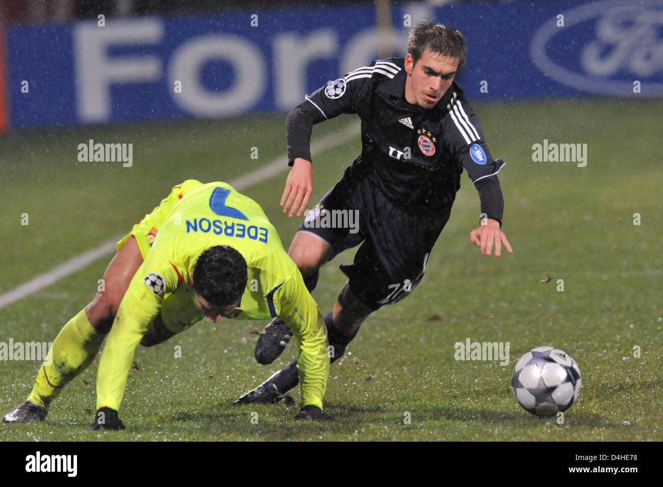 Ederson (L) of Olympique Lyon vies for the ball with Philipp Lahm of FC Bayern Munich during the Champions League Group F match at Stade de Gerland in Lyon, France, 10 December 2008. Bayern Munich defeated Lyon 3-2 securing the first place in UEFA Champions League Group F. Photo: Andreas Gebert Stock Photo