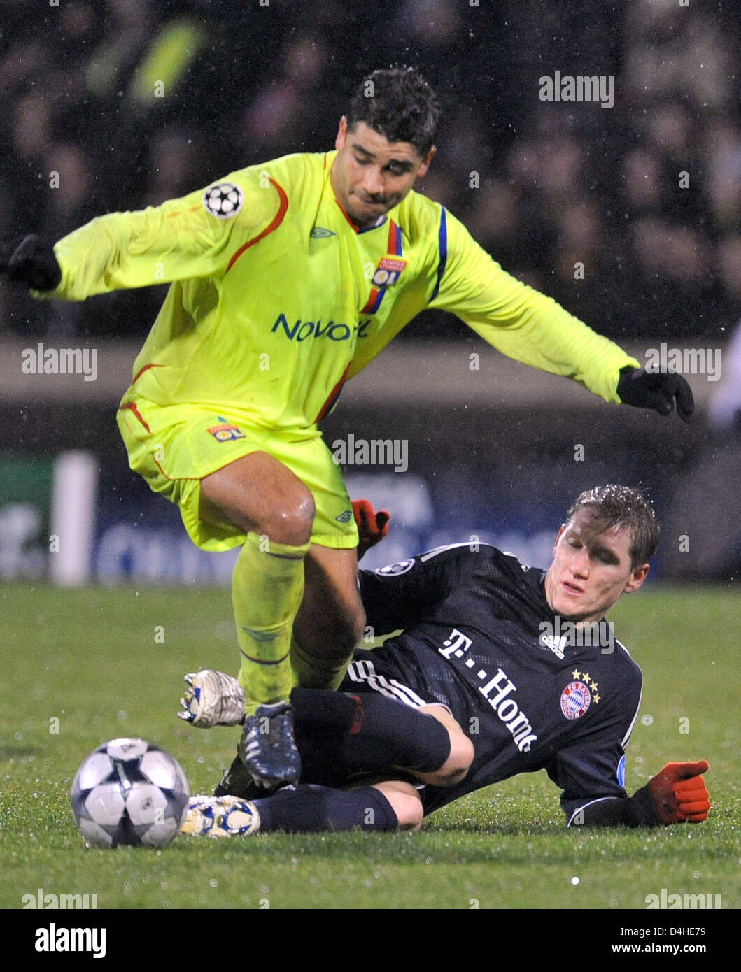 Ederson (L) of Olympique Lyon vies for the ball with Bastian Schweinsteiger of FC Bayern Munich during the Champions League Group F match at Stade de Gerland in Lyon, France, 10 December 2008. Bayern Munich defeated Lyon 3-2 securing the first place in UEFA Champions League Group F. Photo: Andreas Gebert Stock Photo