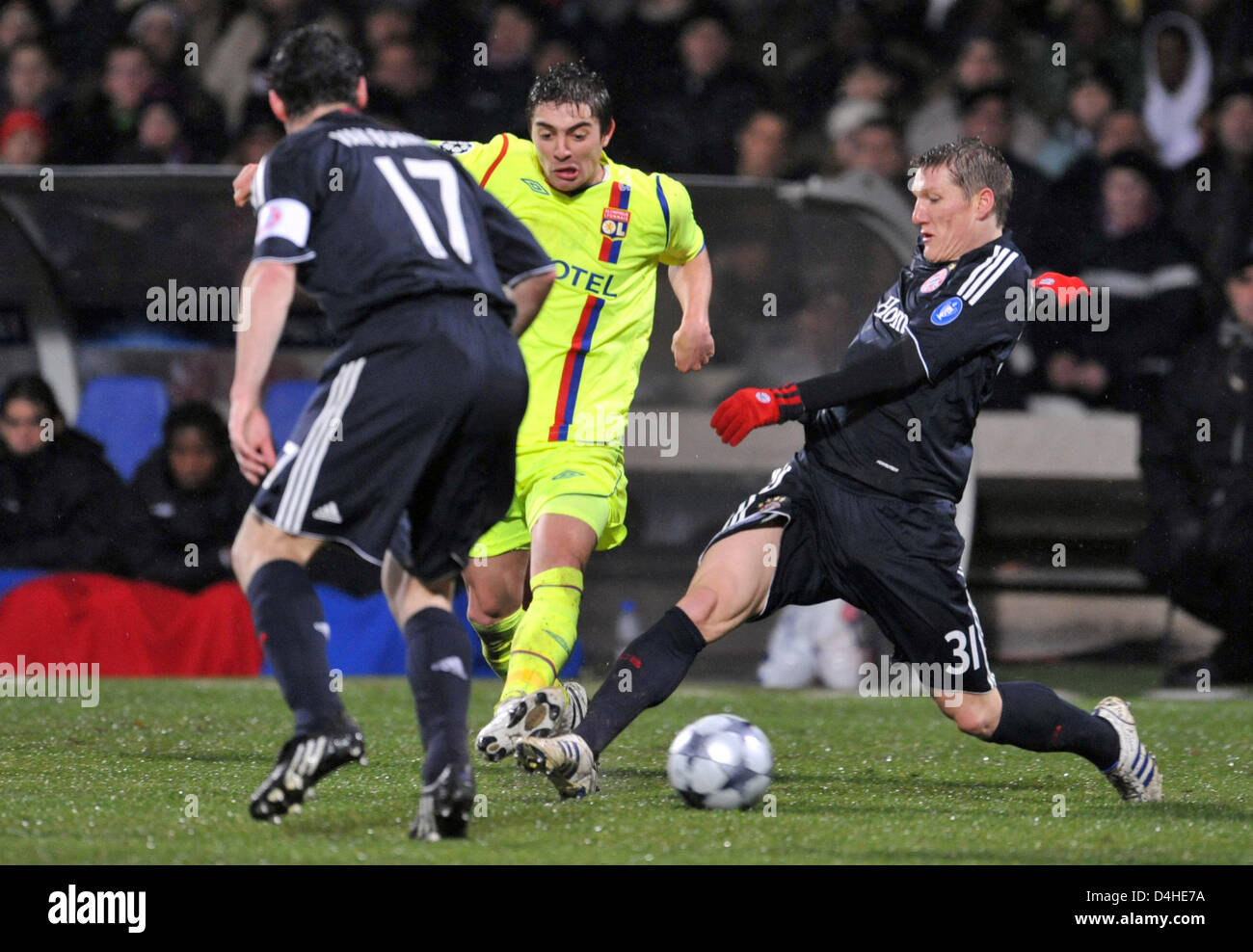 Anthony Mounier (C) of Olympique Lyon vies for the ball with FC Bayern Munich players Mark van Bommel (L) and Bastian Schweinsteiger (R) during the Champions League Group F match at Stade de Gerland in Lyon, France, 10 December 2008. Bayern Munich defeated Lyon 3-2 securing the first place in UEFA Champions League Group F. Photo: Andreas Gebert Stock Photo