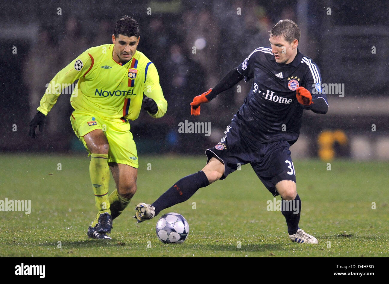 Ederson (L) of Olympique Lyon vies for the ball with Bastian Schweinsteiger of FC Bayern Munich during the Champions League Group F match at Stade de Gerland in Lyon, France, 10 December 2008. Bayern Munich defeated Lyon 3-2 securing the first place in UEFA Champions League Group F. Photo: Andreas Gebert Stock Photo
