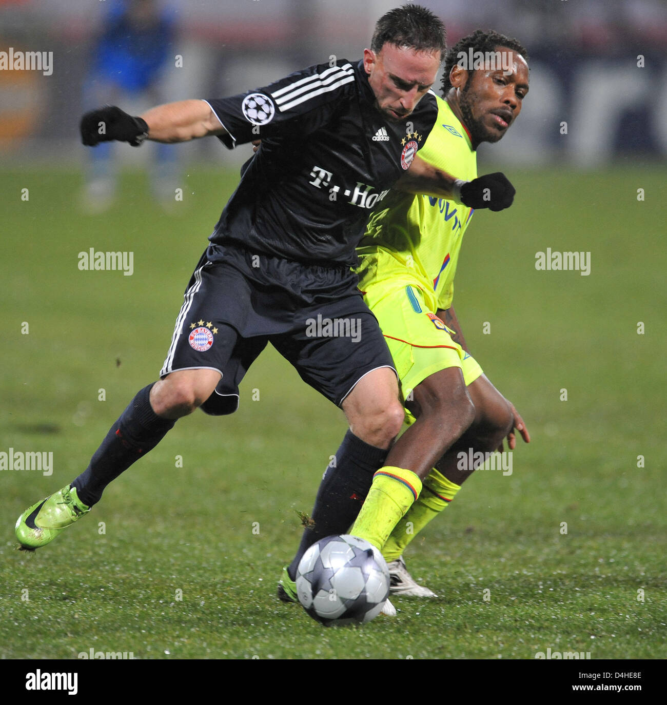 Sidney Govou (R) of Olympique Lyon vies for the ball with Franck Ribery of FC Bayern Munich during the Champions League Group F match at Stade de Gerland in Lyon, France, 10 December 2008. Bayern Munich defeated Lyon 3-2 securing the first place in UEFA Champions League Group F. Photo: Andreas Gebert Stock Photo