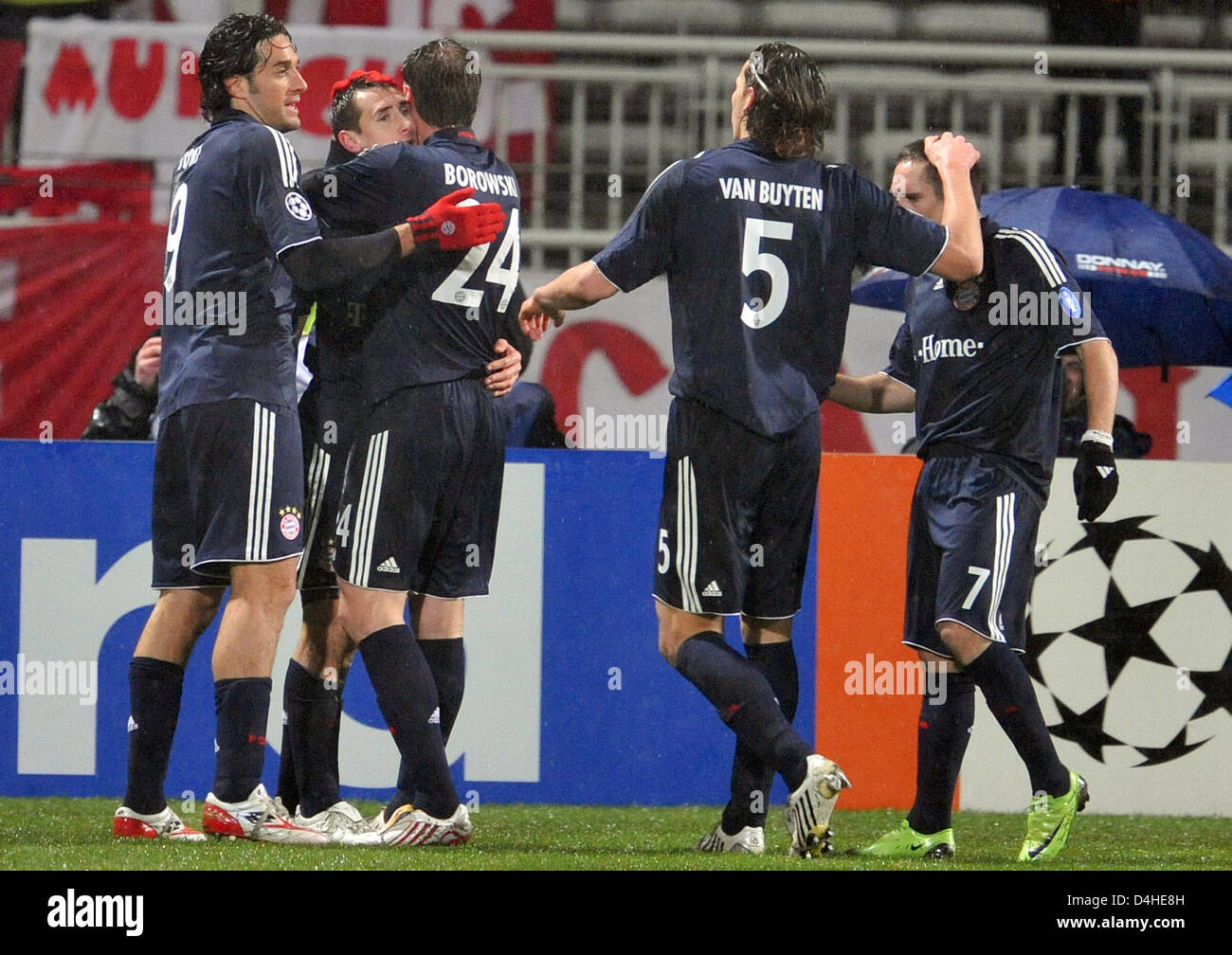 FC Bayern Munich players Luca Toni (L-R), goal scorer Miroslav Klose, Tim Borowski, Daniel van Buyten and Franck Ribery celebrate their 1-0 against Olympique Lyon during the Champions League Group F match at Stade de Gerland in Lyon, France, 10 December 2008. Bayern Munich defeated Lyon 3-2 securing the first place in UEFA Champions League Group F. Photo: Andreas Gebert Stock Photo