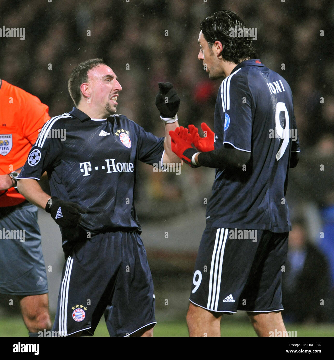 FC Bayern Munich players Franck Ribery (L) and Luca Toni quarrel during the Champions League Group F match against Olympique Lyon at Stade de Gerland in Lyon, France, 10 December 2008. Bayern Munich defeated Lyon 3-2 securing the first place in UEFA Champions League Group F. Photo: Andreas Gebert Stock Photo