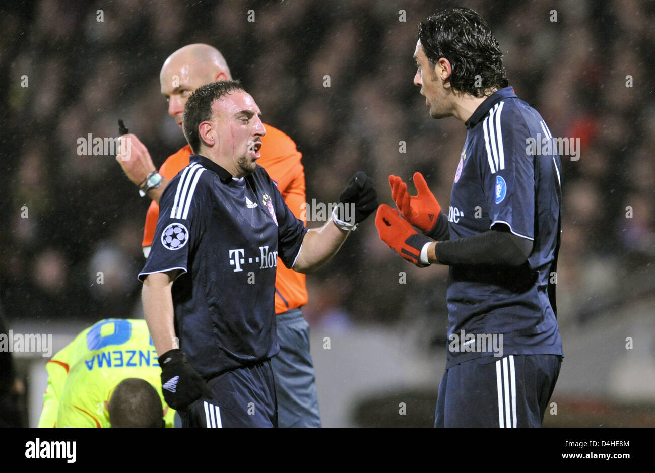 FC Bayern Munich players Franck Ribery (L) and Luca Toni quarrel during the Champions League Group F match against Olympique Lyon at Stade de Gerland in Lyon, France, 10 December 2008. Bayern Munich defeated Lyon 3-2 securing the first place in UEFA Champions League Group F. Photo: Andreas Gebert Stock Photo