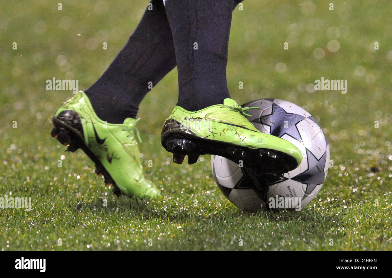 The green soccer shoes of FC Bayern Munich player Franck Ribery pictured during the Champions League Group F match against Olympique Lyon at Stade de Gerland in Lyon, France, 10 December 2008. Bayern Munich defeated Lyon 3-2 securing the first place in UEFA Champions League Group F. Photo: Andreas Gebert Stock Photo
