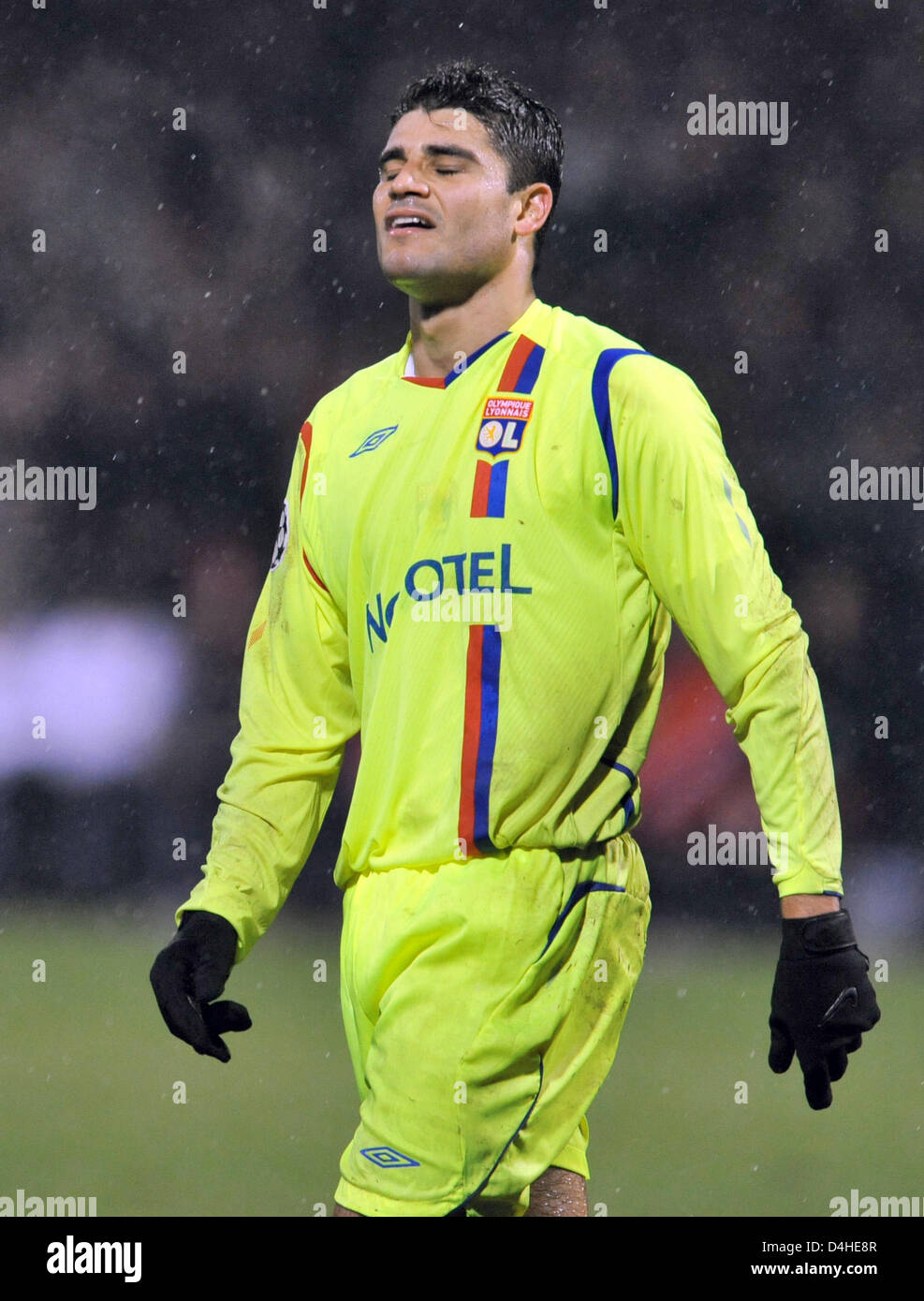 Ederson of Olympique Lyon gestures during the Champions League Group F match against FC Bayern Munich at Stade de Gerland in Lyon, France, 10 December 2008. Bayern Munich defeated Lyon 3-2 securing the first place in UEFA Champions League Group F. Photo: Andreas Gebert Stock Photo