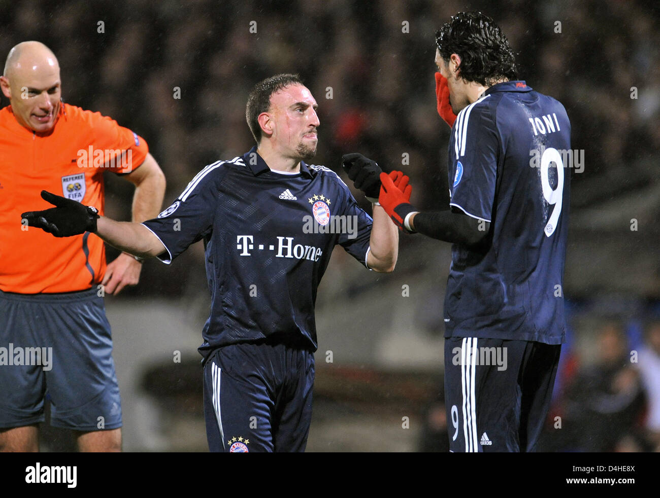 FC Bayern Munich players Franck Ribery (C) and Luca Toni quarrel during the Champions League Group F match against Olympique Lyon at Stade de Gerland in Lyon, France, 10 December 2008. Bayern Munich defeated Lyon 3-2 securing the first place in UEFA Champions League Group F. Photo: Andreas Gebert Stock Photo