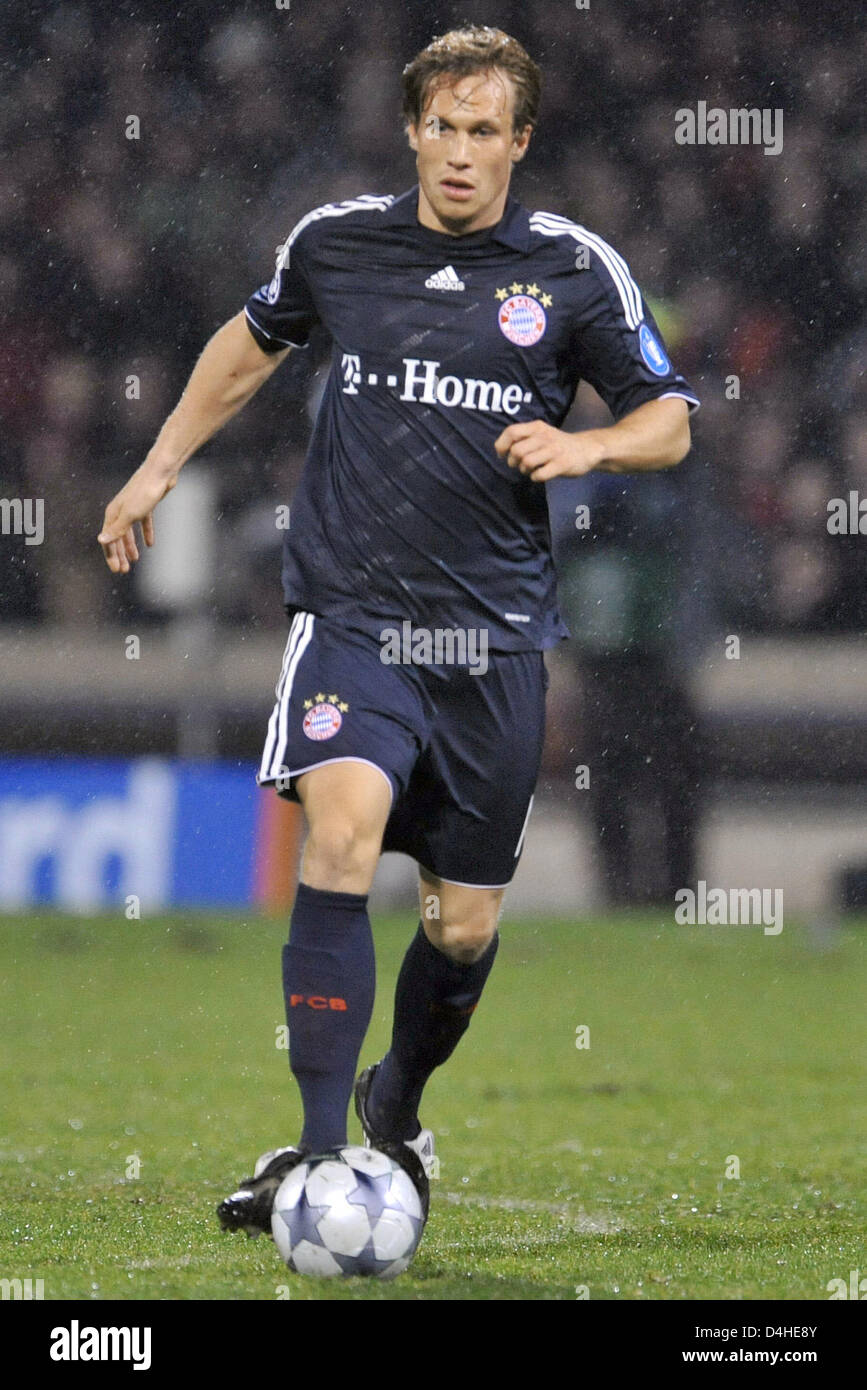 Andreas Ottl of FC Bayern Munich is shown in action during the Champions League Group F match against Olympique Lyon at Stade de Gerland in Lyon, France, 10 December 2008. Bayern Munich defeated Lyon 3-2 securing the first place in UEFA Champions League Group F. Photo: Andreas Gebert Stock Photo
