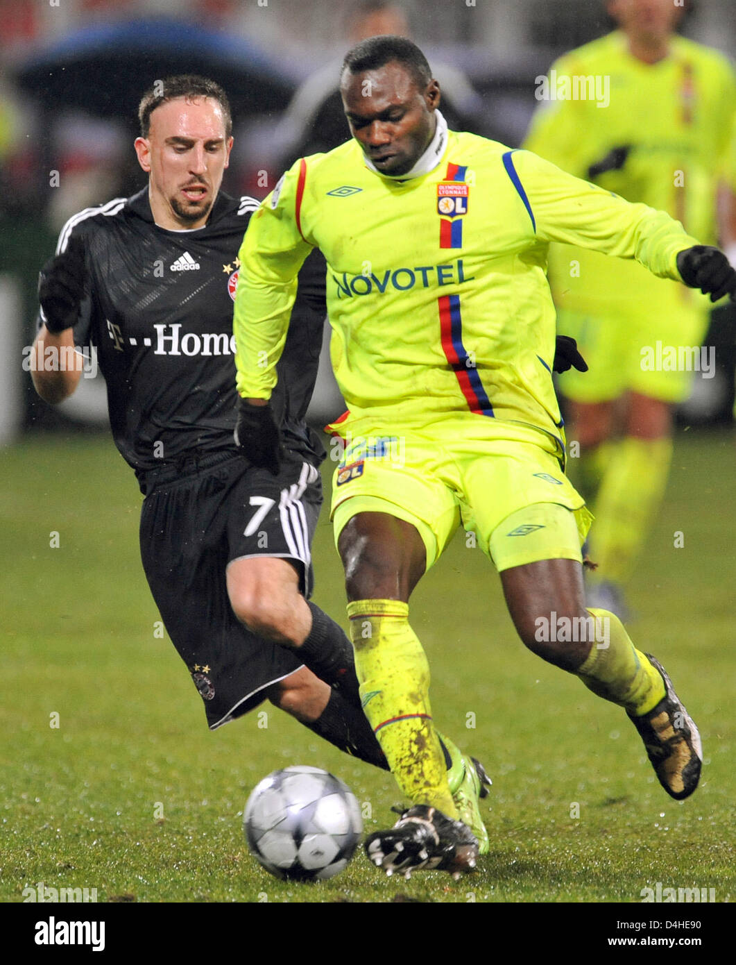 John Mensah (R) of Olympique Lyon vies for the ball with Franck Ribery of FC Bayern Munich during the Champions League Group F match at Stade de Gerland in Lyon, France, 10 December 2008. Bayern Munich defeated Lyon 3-2 securing the first place in UEFA Champions League Group F. Photo: Andreas Gebert Stock Photo