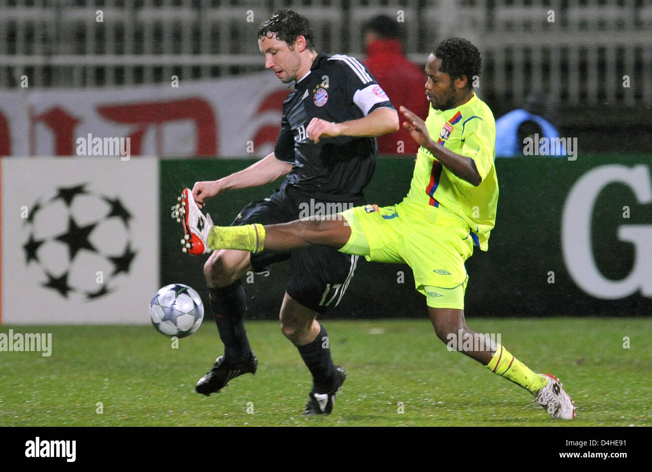 Jean Makoun (R) of Olympique Lyon vies for the ball with Mark van Bommel of FC Bayern Munich during the Champions League Group F match at Stade de Gerland in Lyon, France, 10 December 2008. Bayern Munich defeated Lyon 3-2 securing the first place in UEFA Champions League Group F. Photo: Andreas Gebert Stock Photo