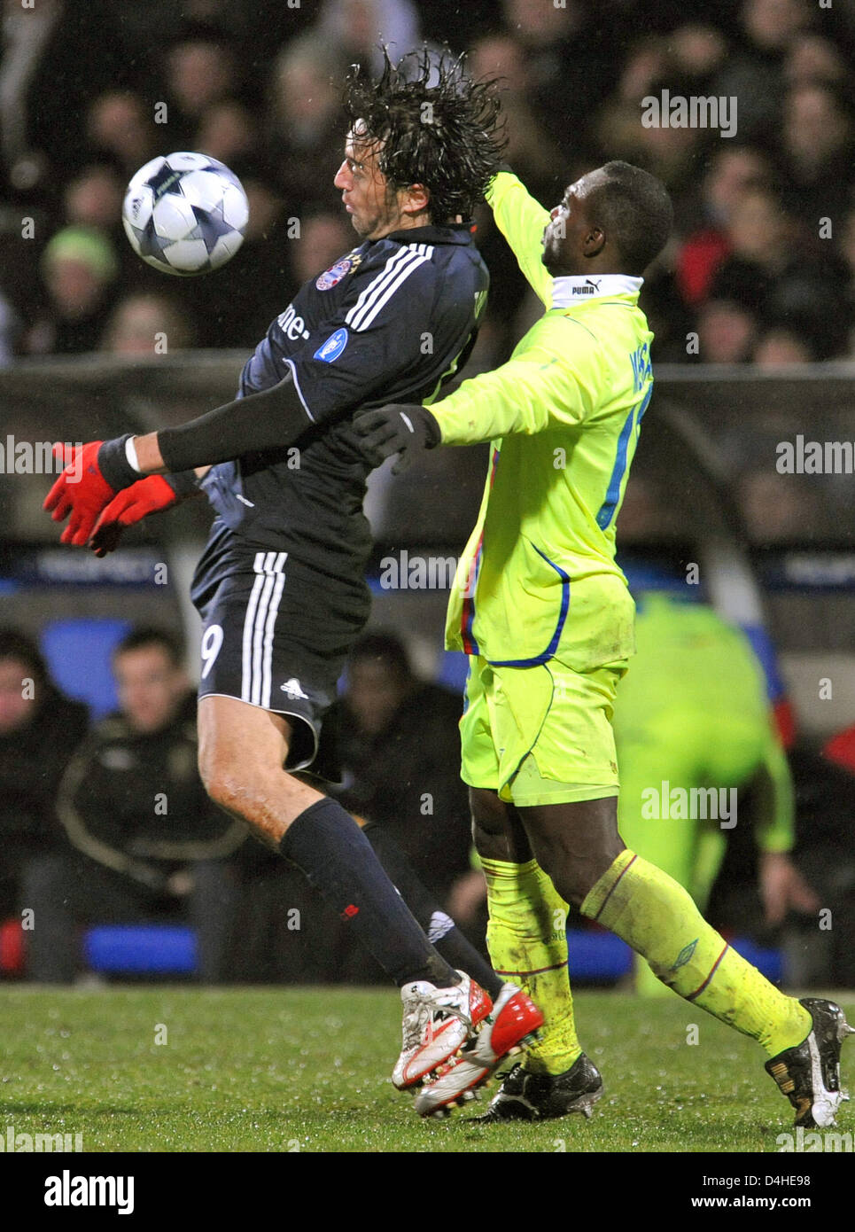 Lyon?s John Mensah (R) tackels Munich?s Luca Toni (L) in the Champions League Group F match Olympique Lyonnaise v FC Bayern Munich at Stade de Gerland in Lyon, France, 10 December 2008. German Bundesliga side Munich defeated French Ligue 1 side Lyon 3-2 securing the first place in UEFA Champions League Group F. Photo: Andreas Gebert Stock Photo