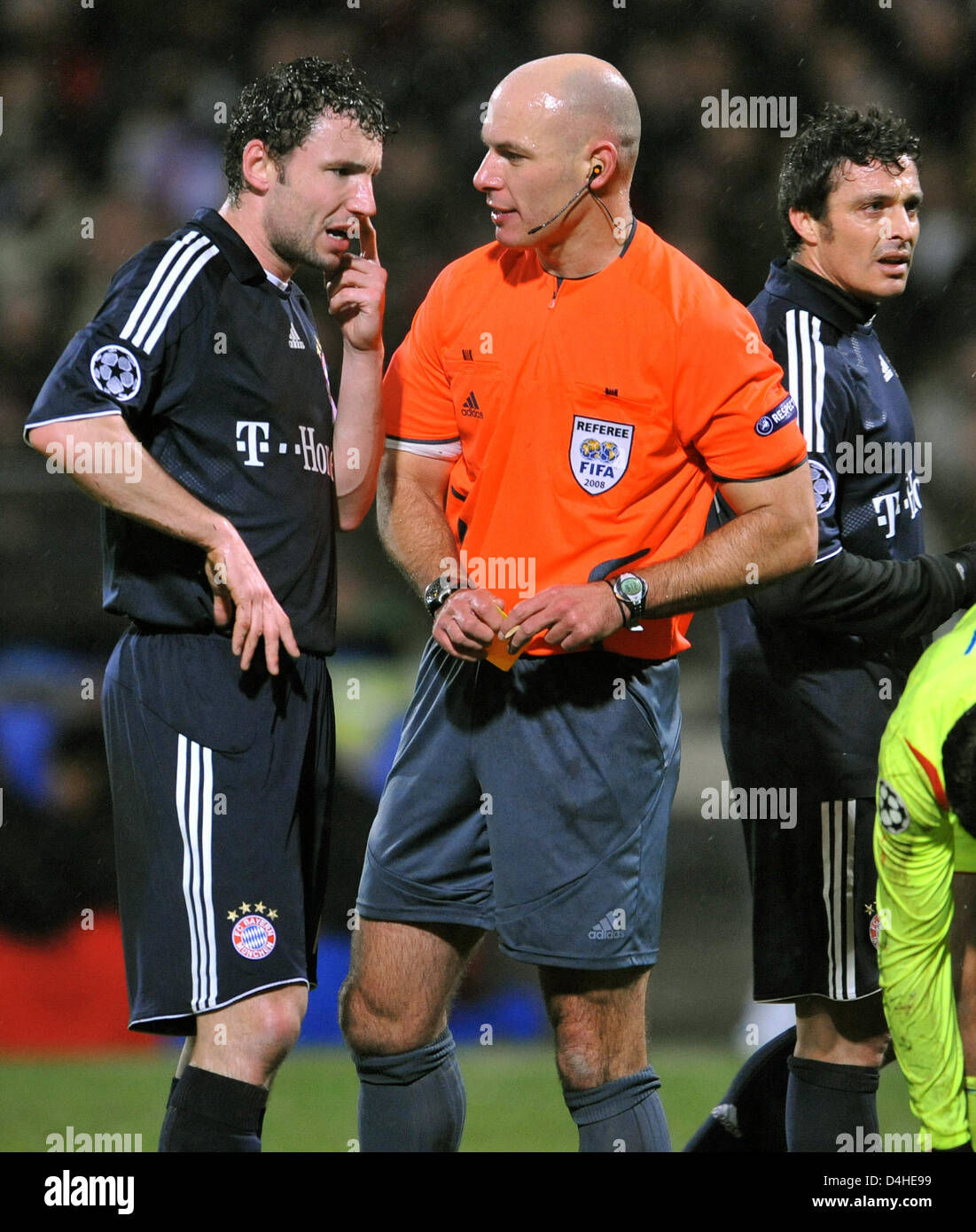 Referee Howard Webb (C) reads Munich?s skipper Mark van Bommel (L) the riot act in the Champions League Group F match Olympique Lyonnaise v FC Bayern Munich at Stade de Gerland in Lyon, France, 10 December 2008. German Bundesliga side Munich defeated French Ligue 1 side Lyon 3-2 securing the first place in UEFA Champions League Group F. Photo: Andreas Gebert Stock Photo