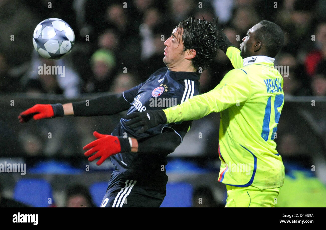 Lyon?s John Mensah (R) tackels Munich?s Luca Toni (L) in the Champions League Group F match Olympique Lyonnaise v FC Bayern Munich at Stade de Gerland in Lyon, France, 10 December 2008. German Bundesliga side Munich defeated French Ligue 1 side Lyon 3-2 securing the first place in UEFA Champions League Group F. Photo: Andreas Gebert Stock Photo