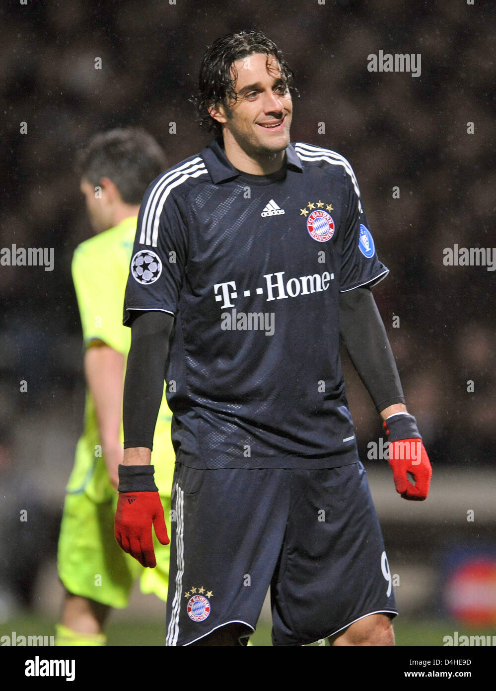 Munich?s Luca Toni smiles in the Champions League Group F match Olympique Lyonnaise v FC Bayern Munich at Stade de Gerland in Lyon, France, 10 December 2008. German Bundesliga side Munich defeated French Ligue 1 side Lyon 3-2 securing the first place in UEFA Champions League Group F. Photo: Andreas Gebert Stock Photo