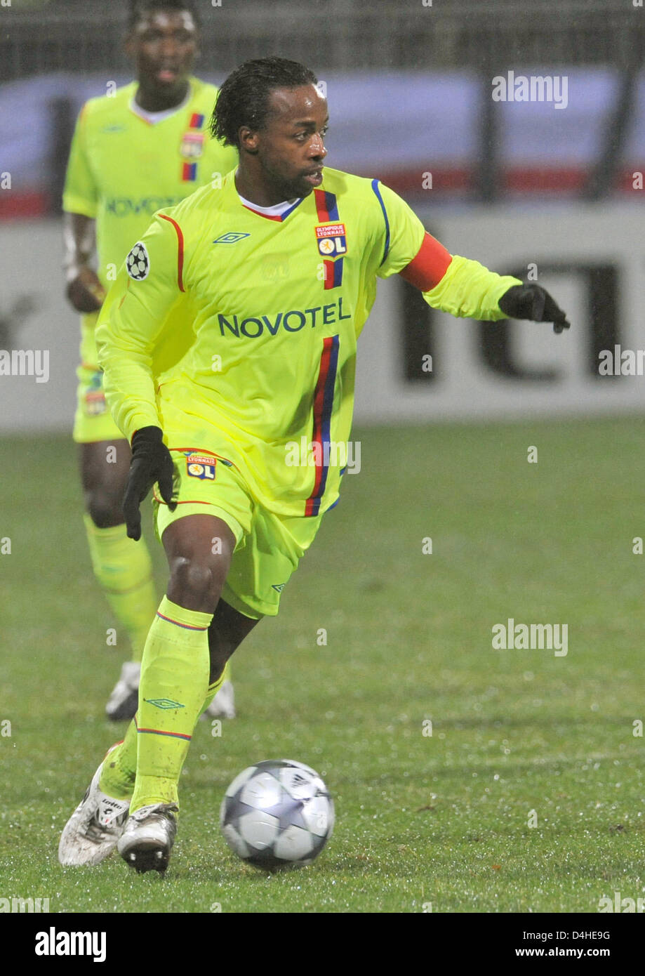 Lyon?s Sidney Gouvou controls the ball in the Champions League Group F match Olympique Lyonnaise v FC Bayern Munich at Stade de Gerland in Lyon, France, 10 December 2008. German Bundesliga side Munich defeated French Ligue 1 side Lyon 3-2 securing the first place in UEFA Champions League Group F. Photo: Andreas Gebert Stock Photo