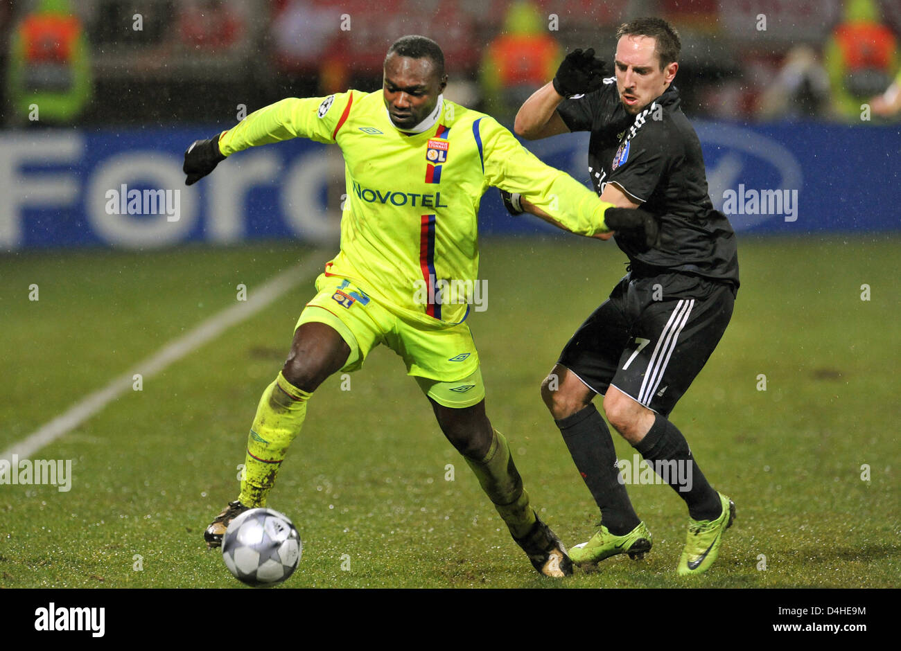 Munich?s Franck Ribery (R) challenges Lyon?s John Mensa¿h ((L) for the ball in the Champions League Group F match Olympique Lyonnaise v FC Bayern Munich at Stade de Gerland in Lyon, France, 10 December 2008. German Bundesliga side Munich defeated French Ligue 1 side Lyon 3-2 securing the first place in UEFA Champions League Group F. Photo: Andreas Gebert Stock Photo