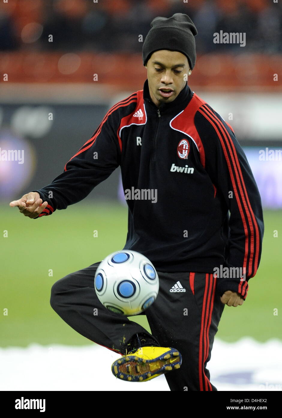 Milan?s Ronaldinho warms up ahead of the UEFA Cup match AC Mailand vs VfL Wolfsburg at San Siro Stadium in Milano, Italy, 17 December 2008. The match ended in a 2-2 tie. Photo: Jochen Luebke Stock Photo