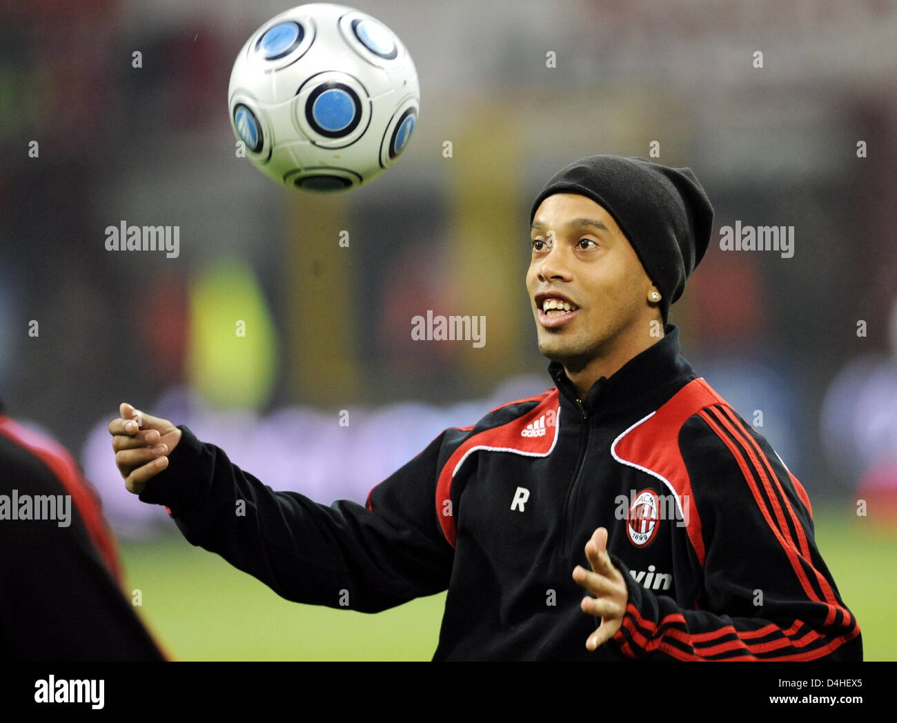 Milan?s Ronaldinho warms up ahead of the UEFA Cup match AC Milan vs VfL Wolfsburg at San Siro Stadium in Milano, Italy, 17 December 2008. The match ended in a 2-2 tie. Photo: Jochen Luebke Stock Photo