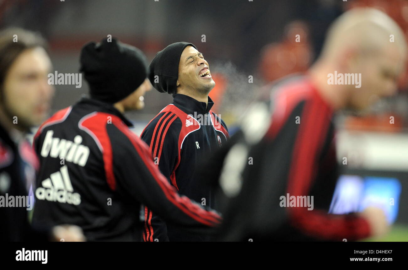 Milan?s Ronaldinho (C) warms up ahead of the UEFA Cup match AC Milan vs VfL Wolfsburg at San Siro Stadium in Milano, Italy, 17 December 2008. The match ended in a 2-2 tie. Photo: Jochen Luebke Stock Photo