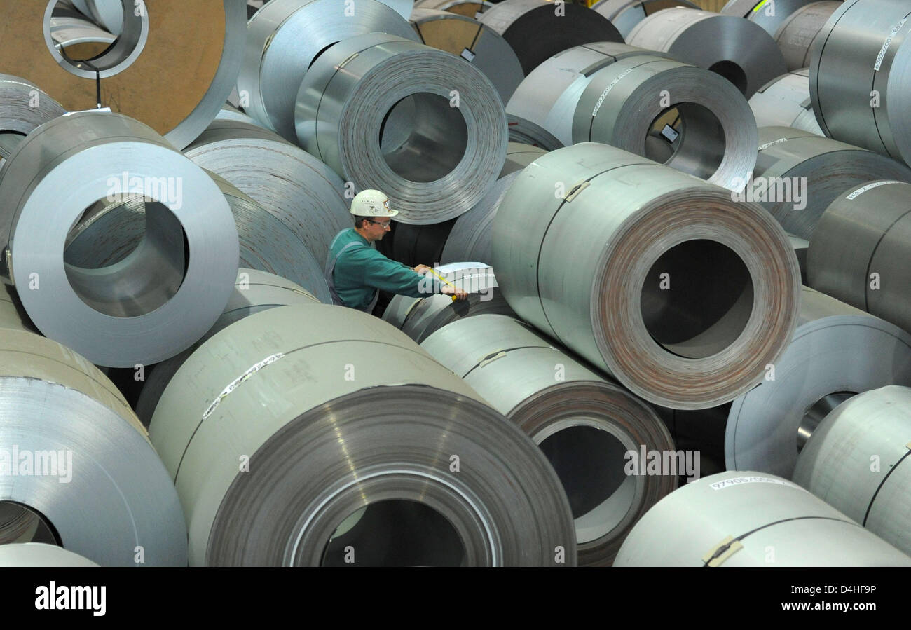 A worker examines steel coils at a company warehouse of ?Salzgitter AG? in Salzgitter, Germany, 10 December 2008. Photo: Peter Steffen Stock Photo