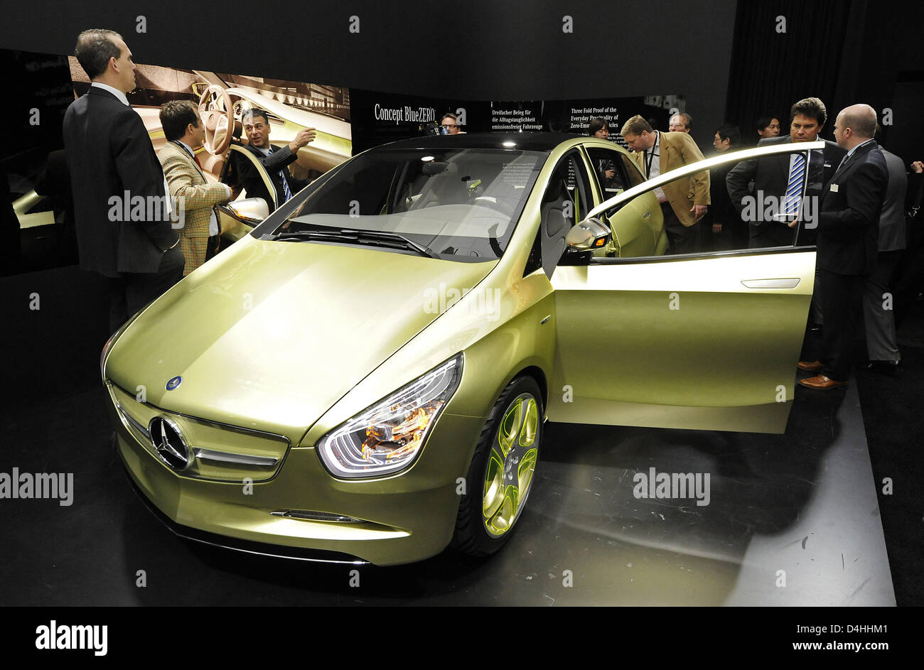 Journalists observe the electric car concept ?Concept BlueZERO? during a Mercedes-Benz presentation prior to the North American International Auto Show (NAIAS) in Detroit, USA, 10 January 2009. Photo: Marijan Murat Stock Photo