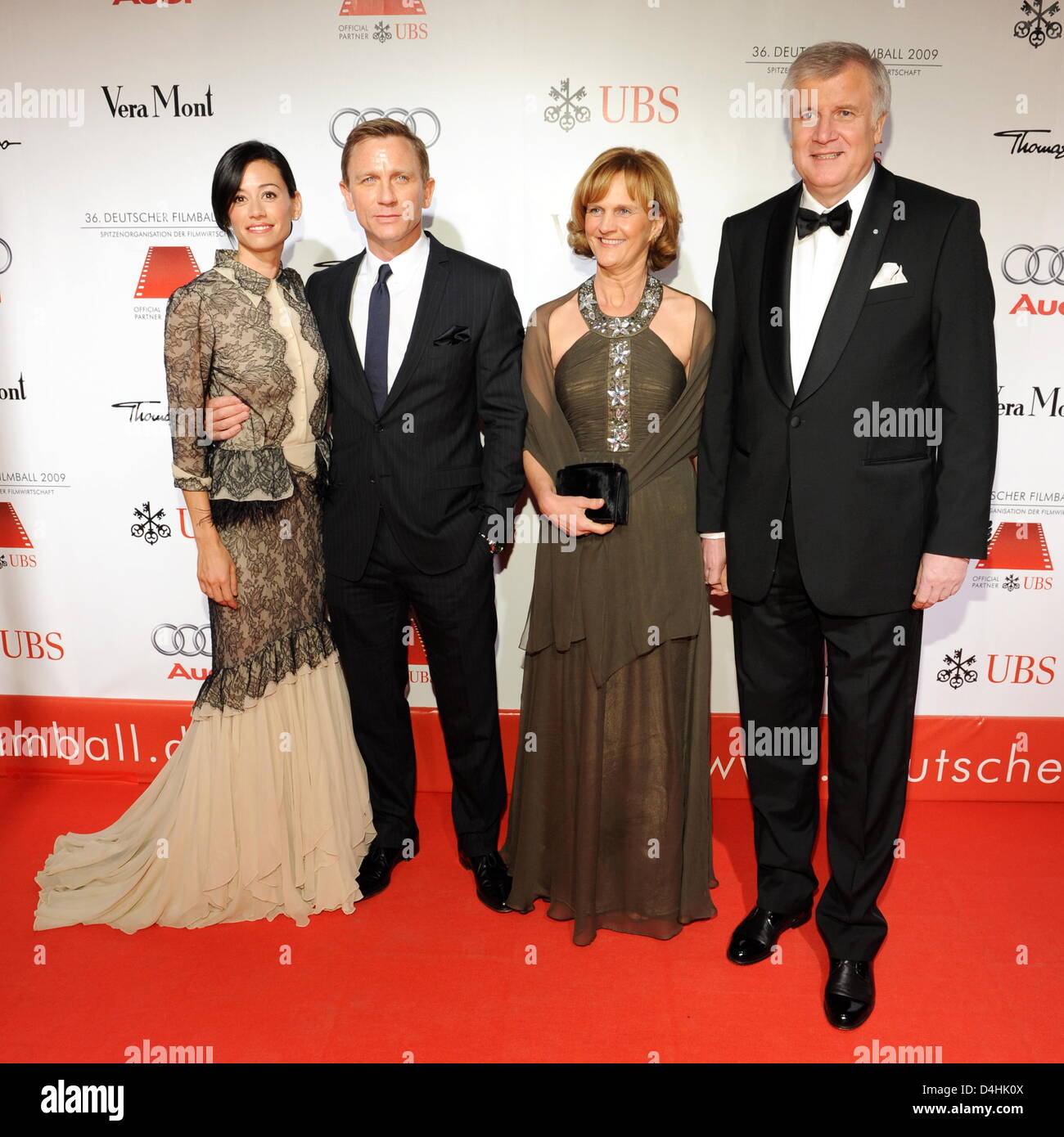 British actor Daniel Craig (2-L), his girlfriend Satsuki Mitchell (L), Bavarian Prime Minister Horst Seehofer (CSU, R) and his wife Karin arrive at the 36th German Film Ball at Bayerischer Hof in Munich, Germany, 17 January 2009. The proceeds of the glamorous event are bestowed upon the German emergency assistance for film artists. Photo: Tobias Hase Stock Photo