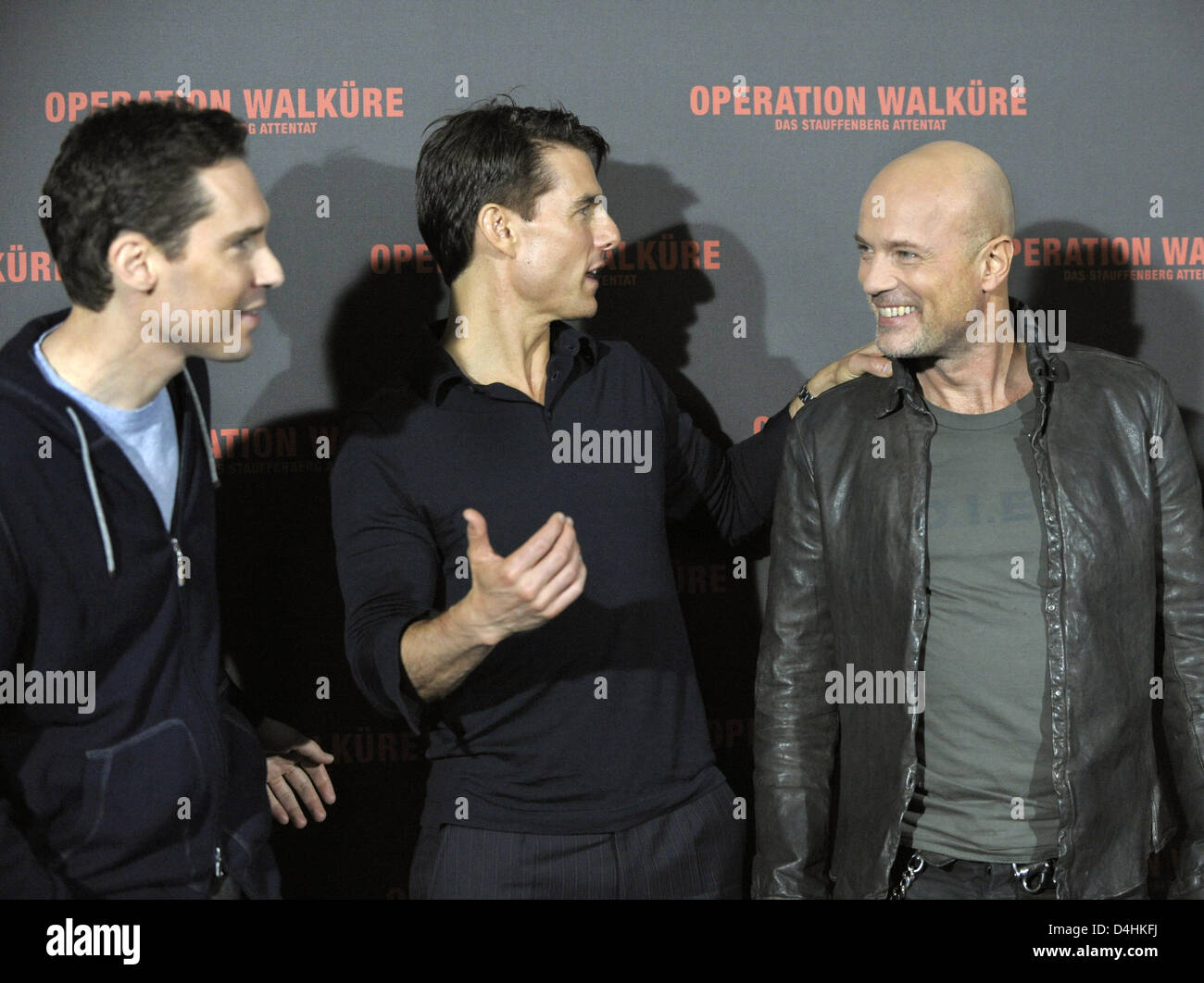 Actor Tom Cruise (C), his German colleague Christian Berkel (R) and director Bryan Singer (L) pose during a photo call on the occasion of the European premiere of ?Operation Walkyrie? in Berlin, Germany, 20 January 2009. Cruise stars as failed Hitler assassin Stauffenberg. The film will kick off at German cinemas on January 22nd 2009. Photo: Soeren Stache Stock Photo
