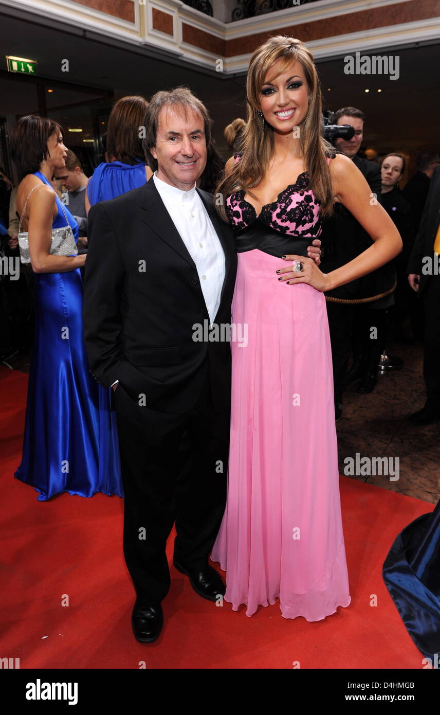 Irish-British musician Chris de Burgh (L) and his daughter Rosanna Davison (R) arrive for the German Entertainment Prize DIVA in Munich, Germany, 27 January 2009. The DIVA 2009 is awarded for the 19th time. Photo: Felix Hoerhager Stock Photo