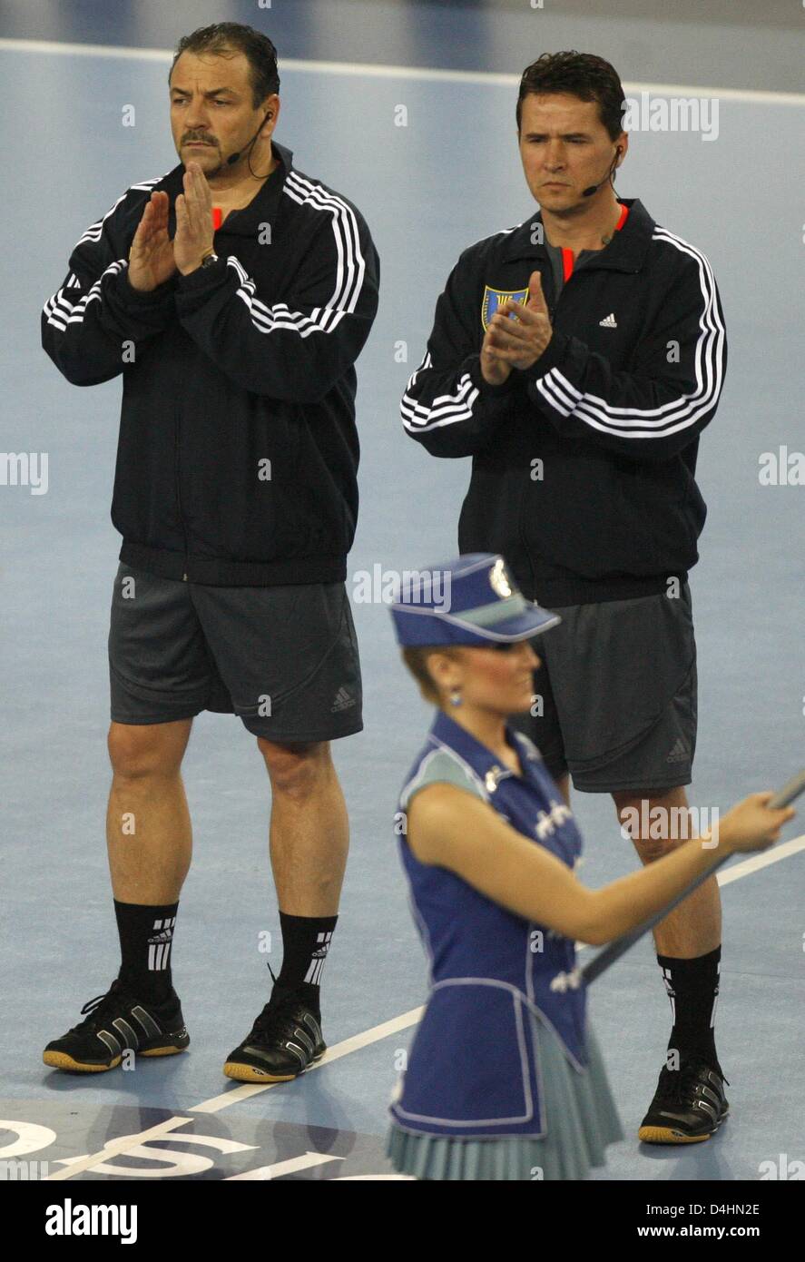 German referees Frank Lemme (R) and Bernd Ulrich applaud prior to the Handball World Championships semifinal Croatia vs Poland in Zagreb, Croatia, 30 January 2009. Croatia defeated Poland 29-23 and moves on to the final. Photo: Jens Wolf Stock Photo