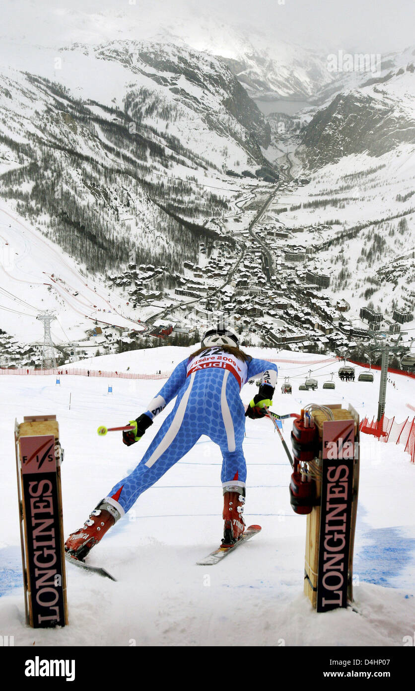 Italian Wendy Siorpaes jumps out of the start at the second official