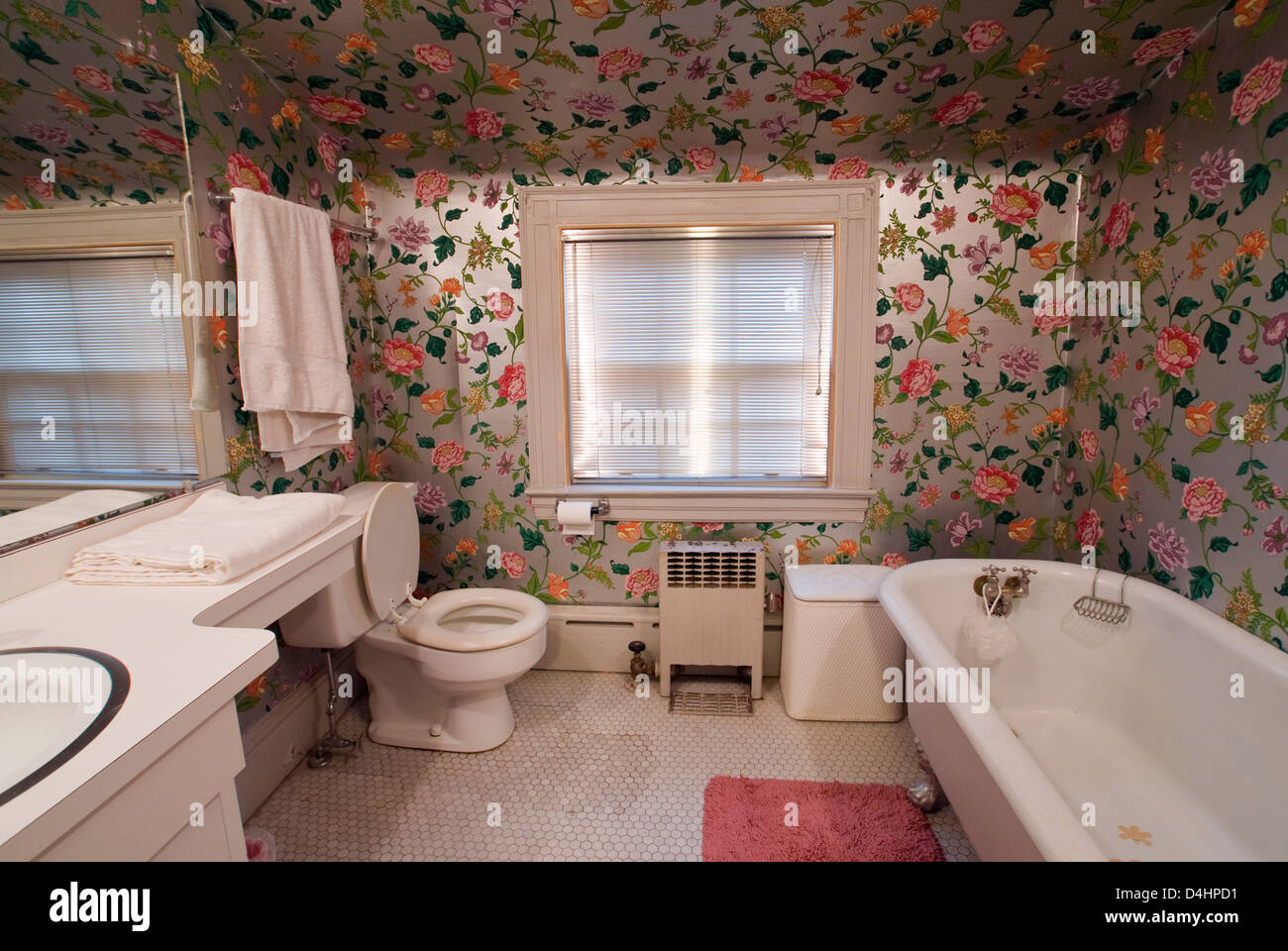Old Fashioned Bathroom High Resolution Stock Photography and Images - Alamy