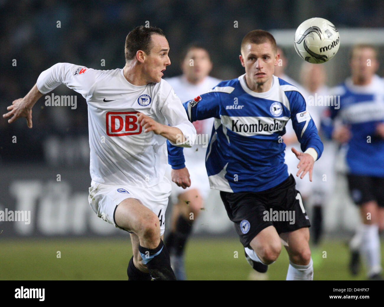 Bielefeld?s Polish Artur Wichniarek (R) fights for the ball with Berlin?s Swiss Steve von Bergen during the Bundesliga match DSC Arminia Bielefeld vs Hertha BSC Berlin at SchuecoArena stadium in Bielefeld, Germany, 06 February 2009. Photo: FRISO GENTSCH (ATTENTION: BLOCKING PERIOD! The DFL permits the further utilisation of the pictures in IPTV, mobile services and other new techno Stock Photo