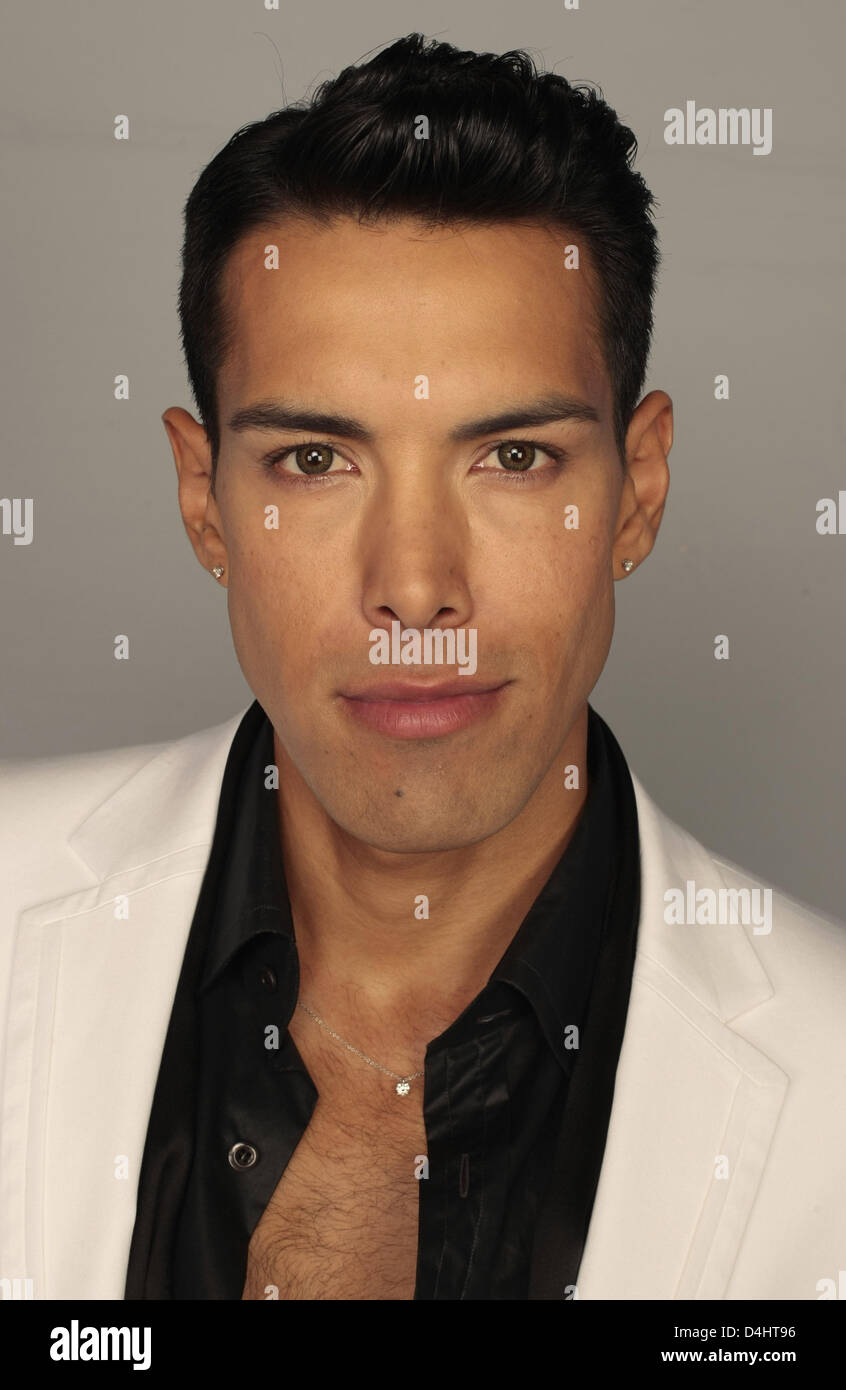 Singer Oscar Loya introduces himself as the music act ?Alex Swings