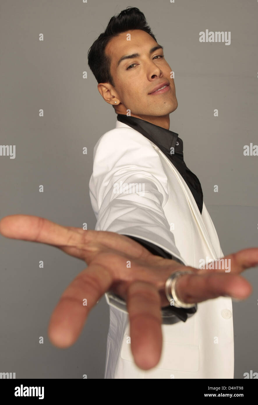 Singer Oscar Loya introduces himself as the music act ?Alex Swings