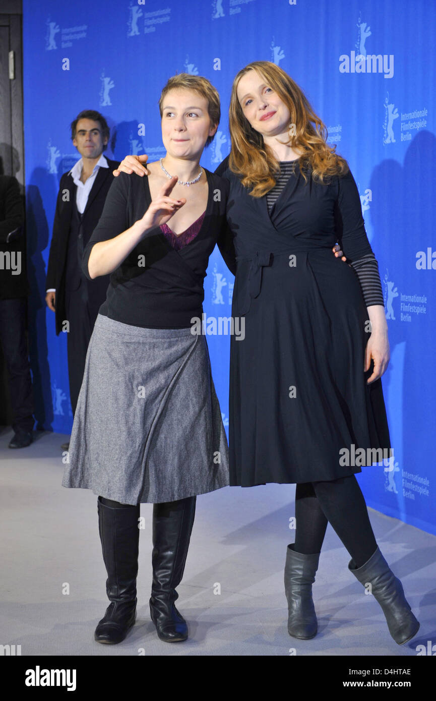 Romanian actress Anamaria Marinca (L) and French actress Julie Delphy pictured at the photocall for their film ?The Countess? at the 59th Berlin International Film Festival in Berlin, Germany, 09 February 2009. The film runs in the ?Panorama Special? section, a total of 18 films compete for the Silver and Golden Bears of the 59th Berlinale. Photo: GERO BRELOER Stock Photo