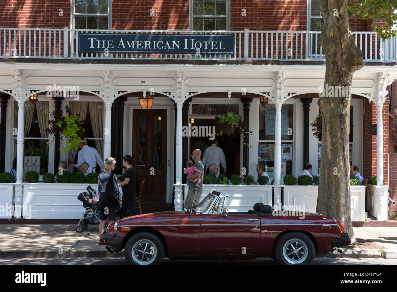MGB ROADSTER (©BRITISH LEYLAND 1975) FRONT PORCH OF THE AMERICAN HOTEL MAIN STREET SAG HARBOR SUFFOLK COUNTY LONG ISLAND NEW YORK STATE USA Stock Photo