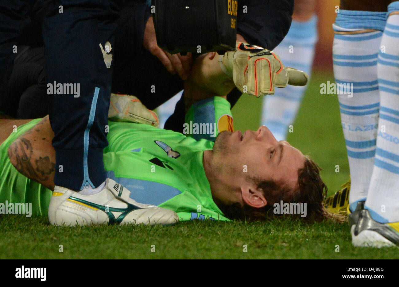 Lazio's goalkeeper Federico Marchetti lies on the pitch during the UEFA Europa League Round of 16 second leg soccer match between Lazio Rome and VfB Stuttgart at Stadio Olimpico in Rome, Italy, 14 March 2013. Foto: Marijan Murat/dpa +++(c) dpa - Bildfunk+++ Stock Photo