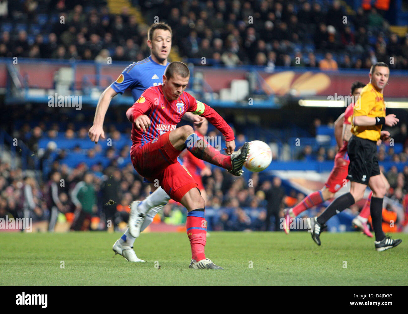 Soccer - UEFA Cup - Semi-Final - Second Leg - Middlesbrough v Steaua  Bucuresti - Riverside Stadium. Steaua Bucuresti fans welcome their team  Stock Photo - Alamy